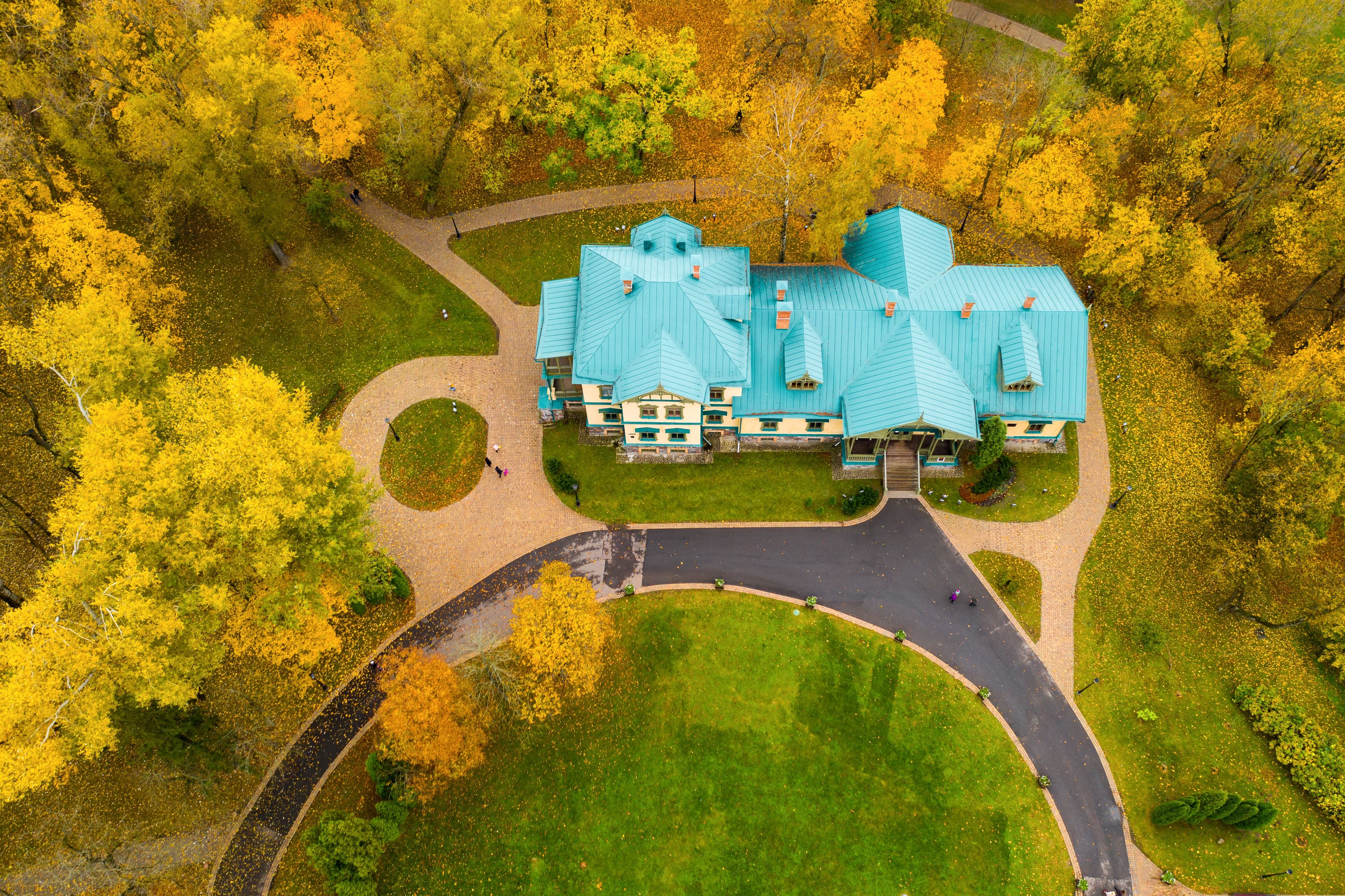 View from the height of the autumn loshitsky Park in Minsk and the manor Museum .Winding paths in